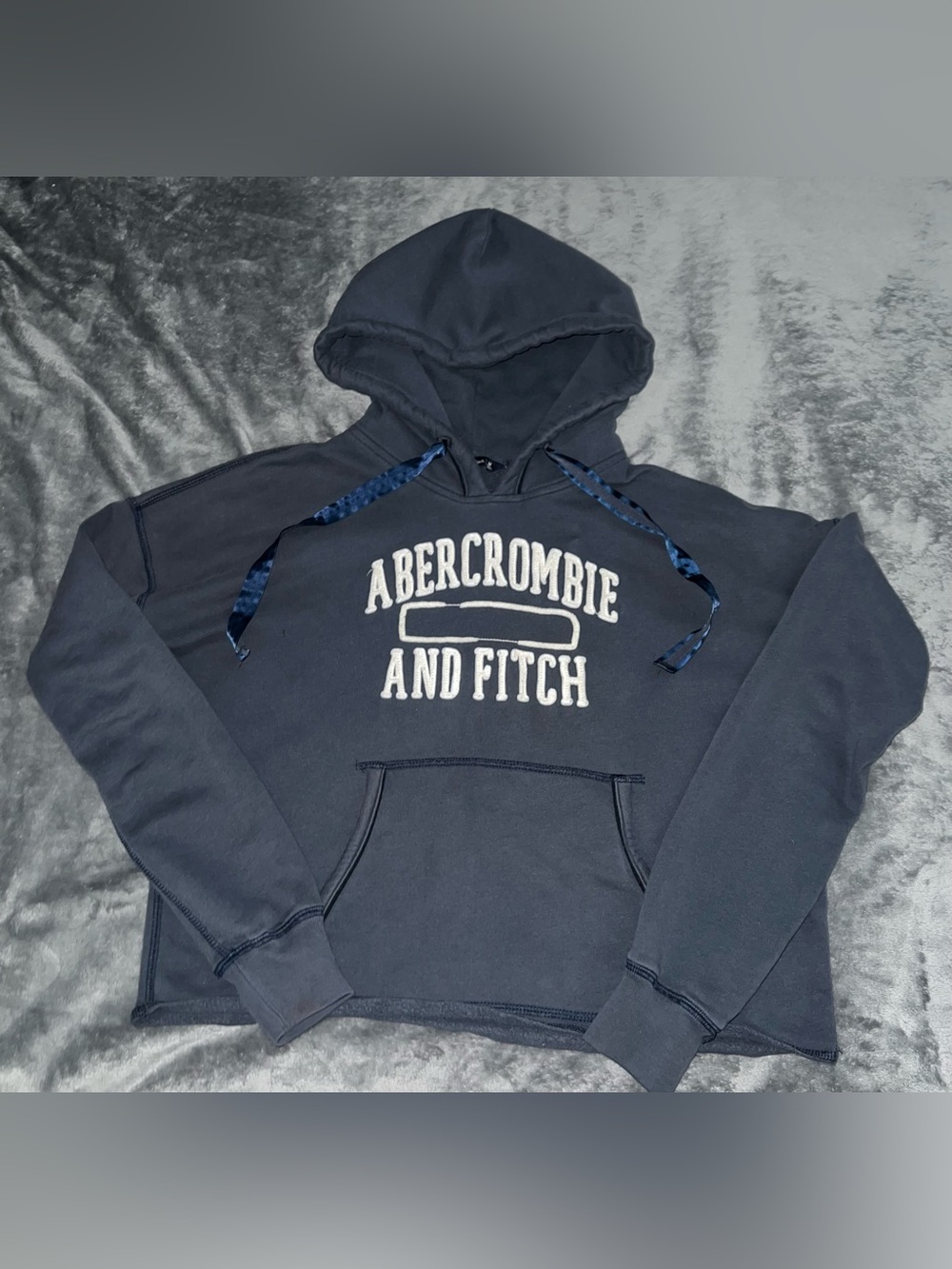 Abercrombie & Fitch Women’s Cropped Navy Blue Hoodie with Logo (Medium)